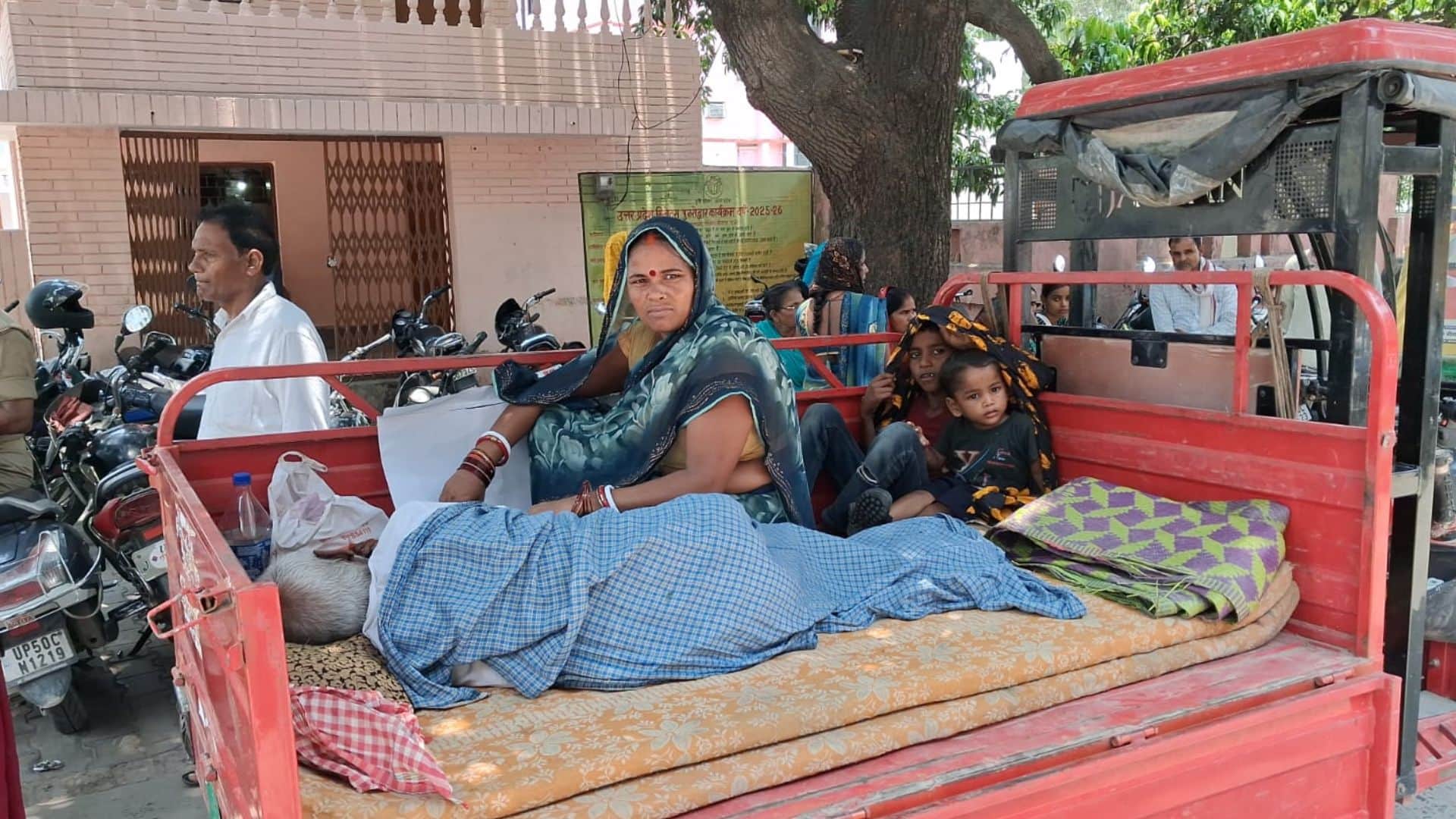 मरीज को डिस्चार्ज कराकर ले जाती महिला