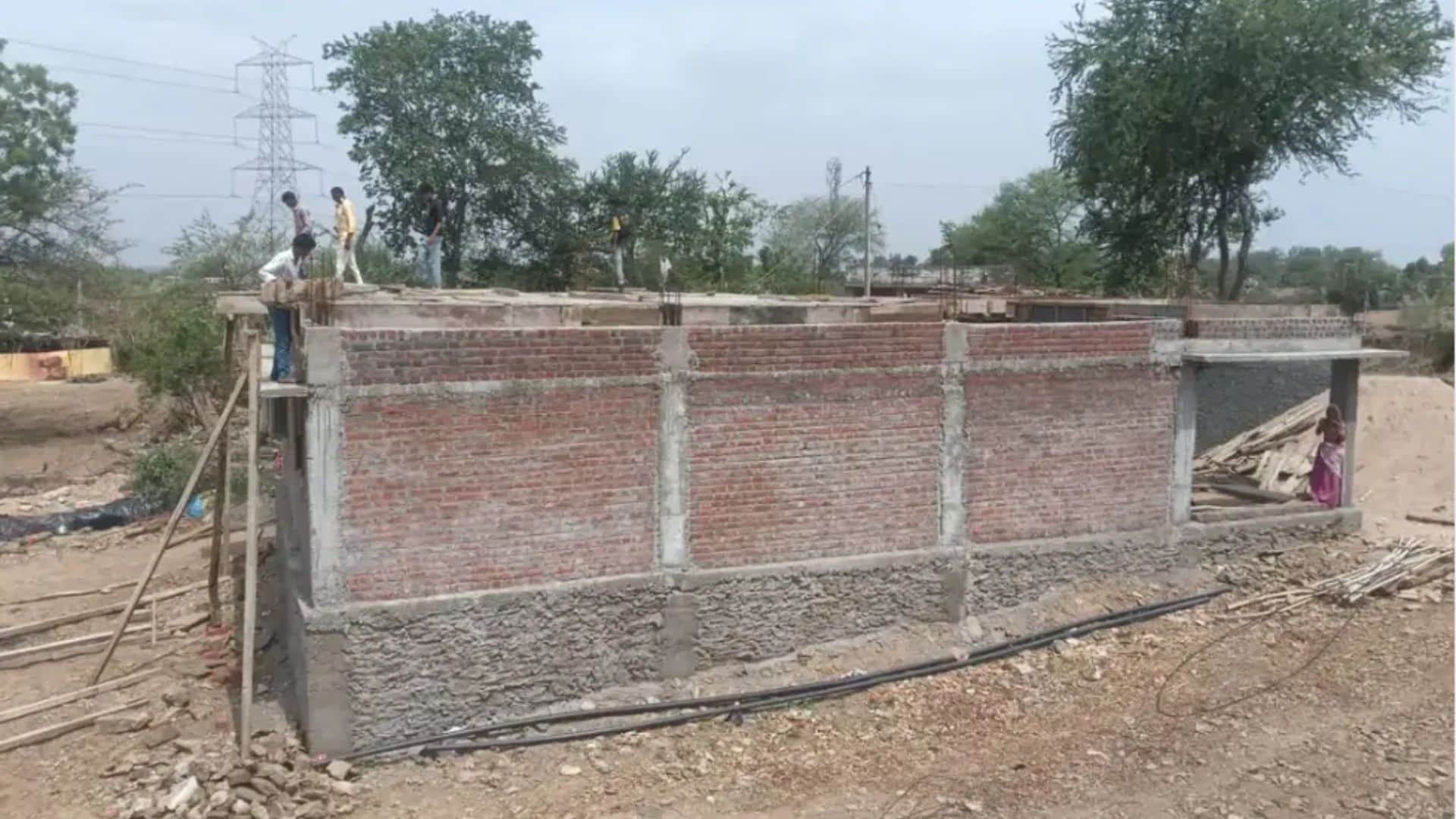 निर्माणाधीन मकान जिसे लेकर विवाद हुआ