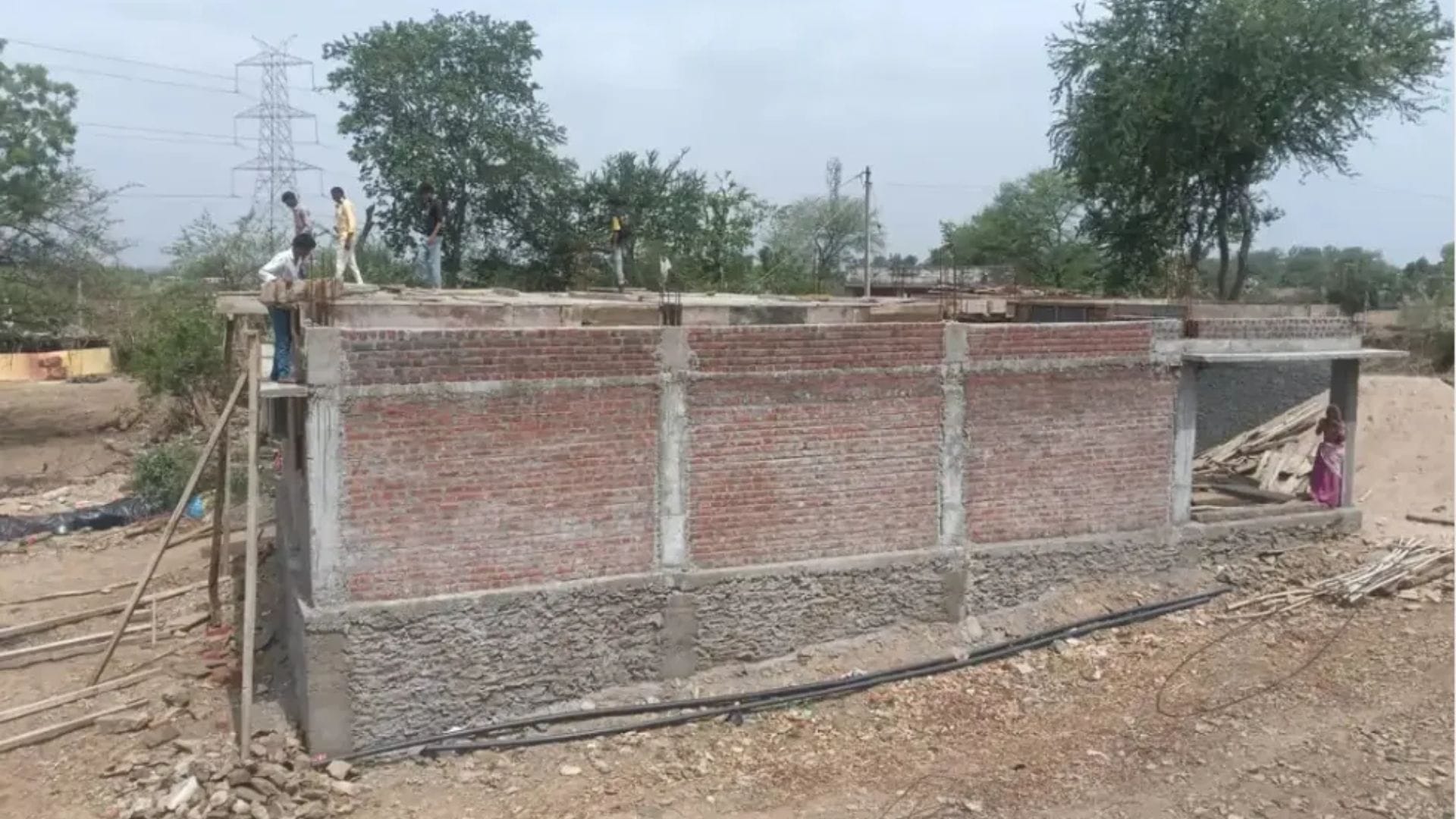 निर्माणाधीन मकान जिसे लेकर विवाद हुआ