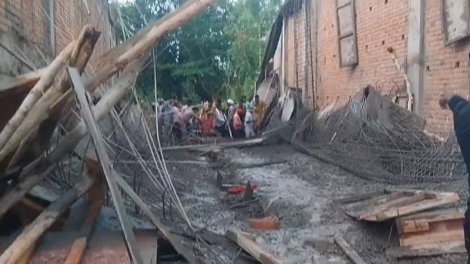 निर्माणाधीन मैरिज लॉन के लाबी की स्लैब गिरी,