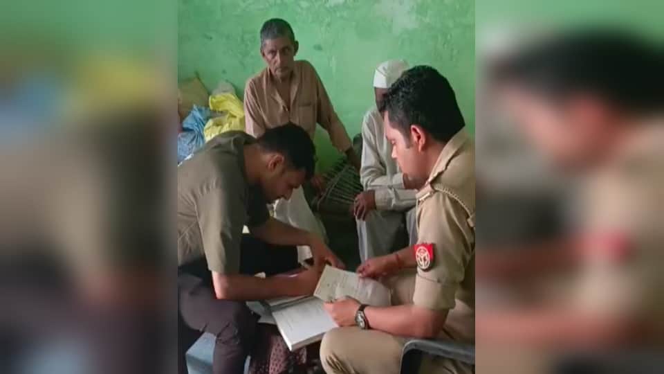परिजनों से पूछताछ करती पुलिस