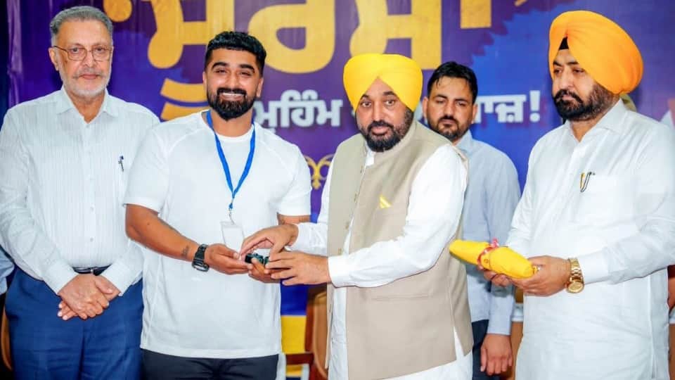 लुधियाना में मुख्यमंत्री भगवंत मान ने सूरमा मुहिम के तहत नशा छोड़ने वाले युवाओं को सम्मानित किया।