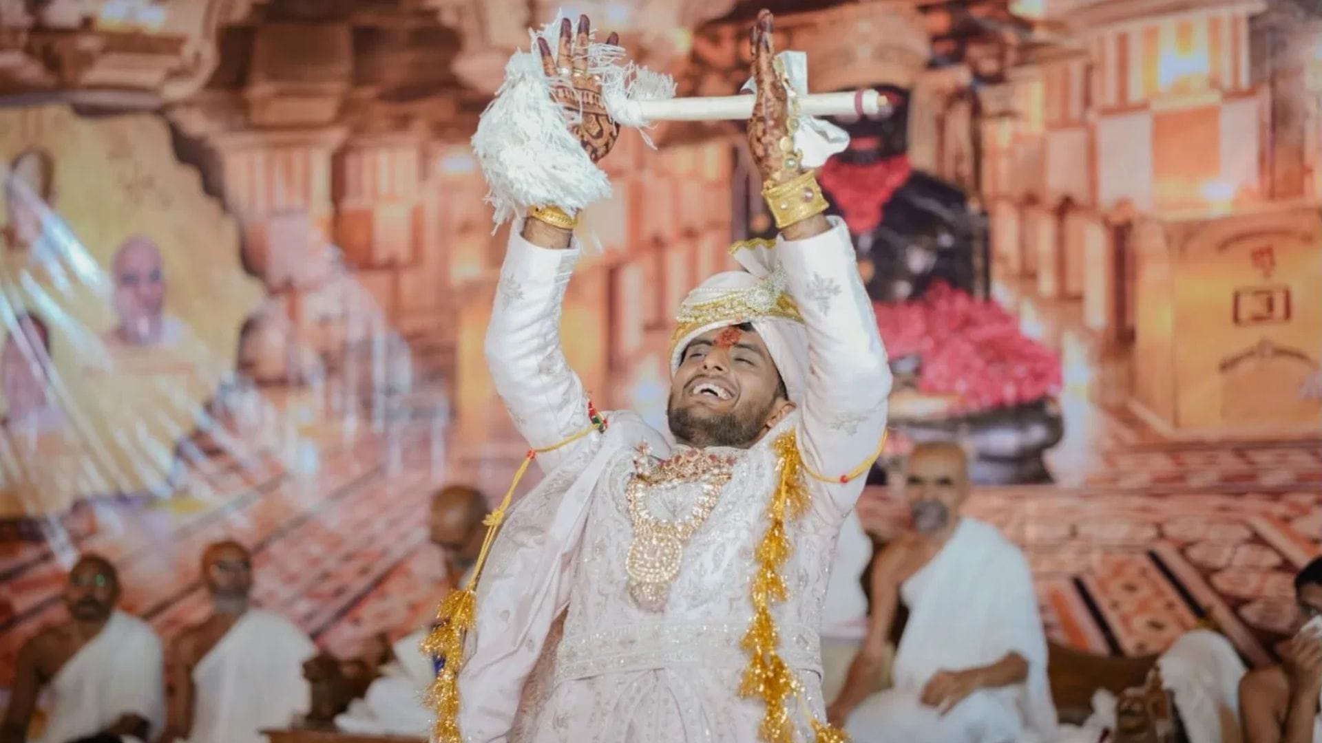 सिरोड़ी के हर्षित ने ग्रहण की जैन दीक्षा