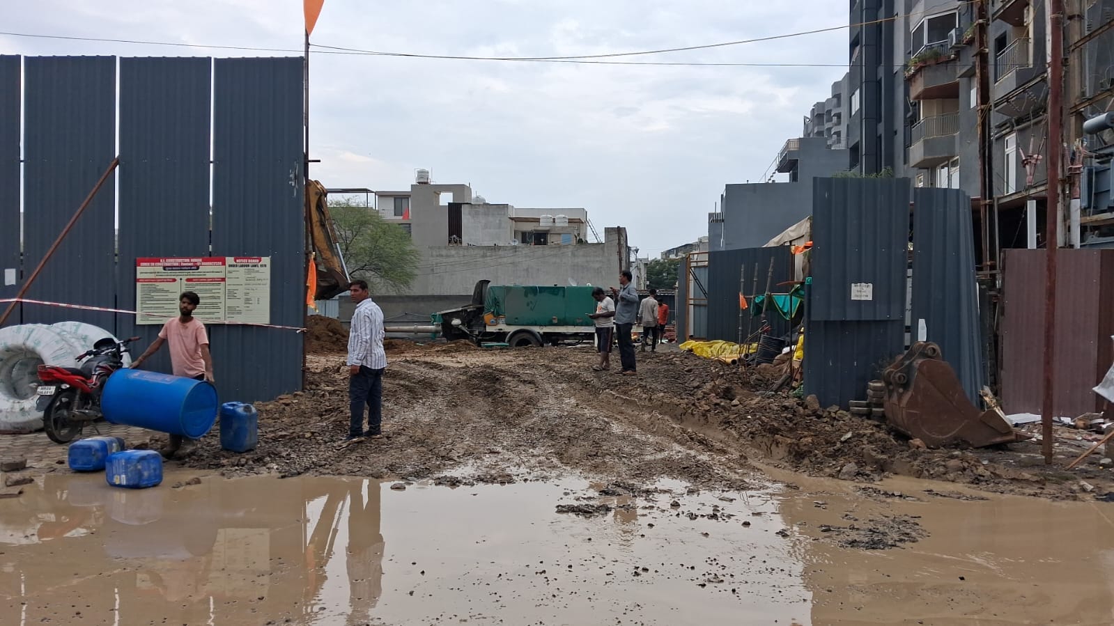 सड़क और नर्मदा पेयजल लाइन धंस गई।