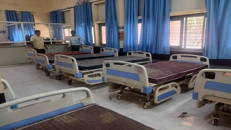 टीबी अस्पताल में इमरजेंसी शिफ्ट करने के लिए लगाए जा रहे बेड