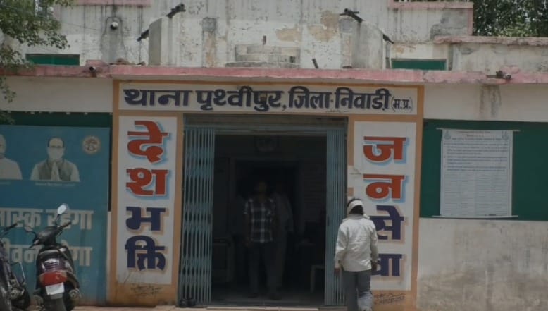 mp-niwari-youth-beaten-with-belt-after-opposing-liquor-drinking-video-viral