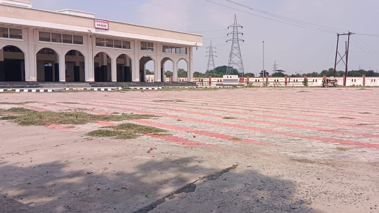 Temperature hits 40°C in Jaunpur roads deserted afternoon people distressed by humidity clouds drifted