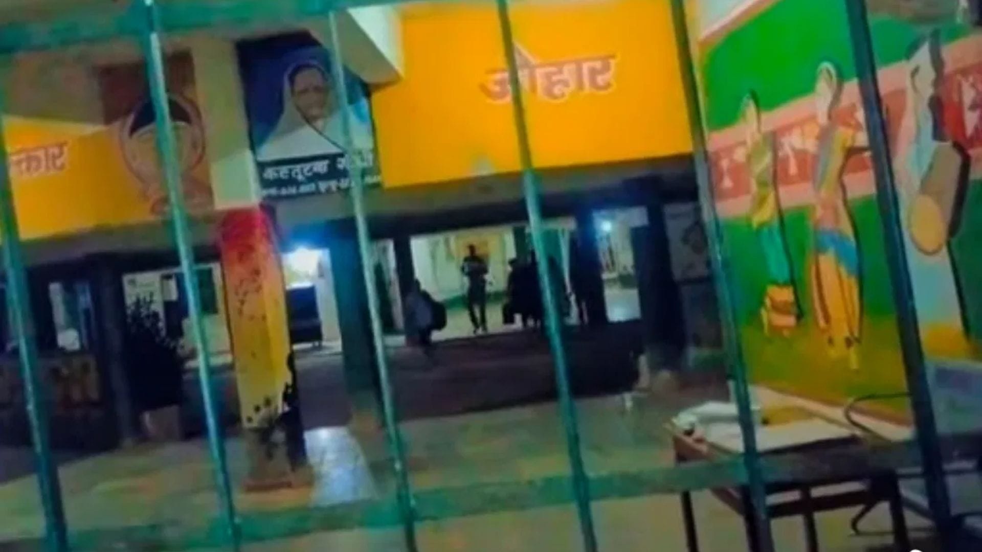 विद्यालय के अंदर की तस्वीर