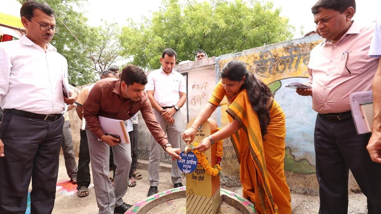 Jhansi: Luhari village designated as 'Jal Arpan Gram'; MLA and officials inspected water quality.