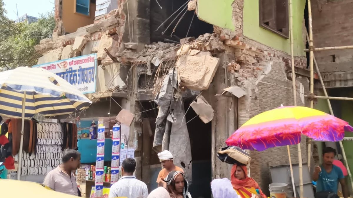 UP: लटकती छतें, झूलती सरिया और ईंटों के नीचे चल रही 50 से ज्यादा दुकानें; दो की मौत से भी नहीं जागा सिस्टम