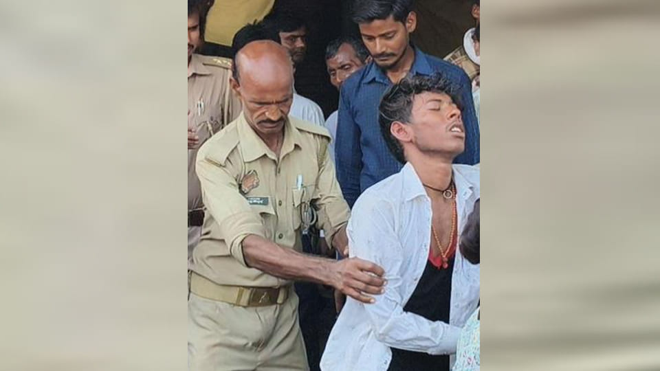 युवक को लेकर जाती पुलिस