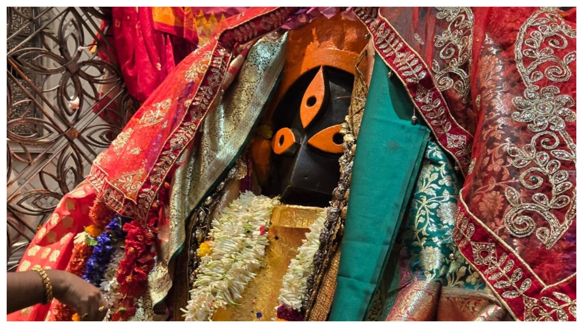 Anupam Kher worships Goddess Kali at Kalighat Kali Temple in Kolkata seeks blessings watch the viral video