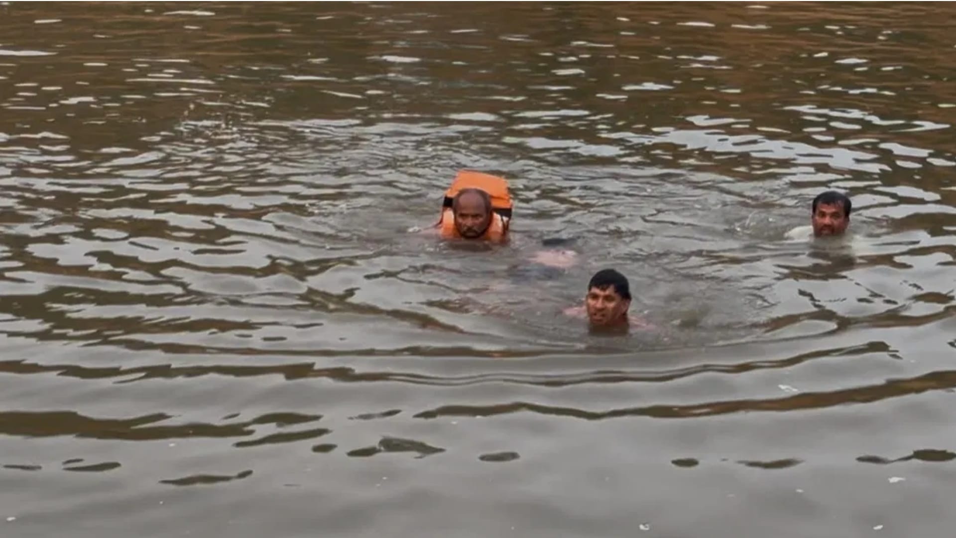 अनूपपुर में बालक को तलाशती रेस्क्यू टीम