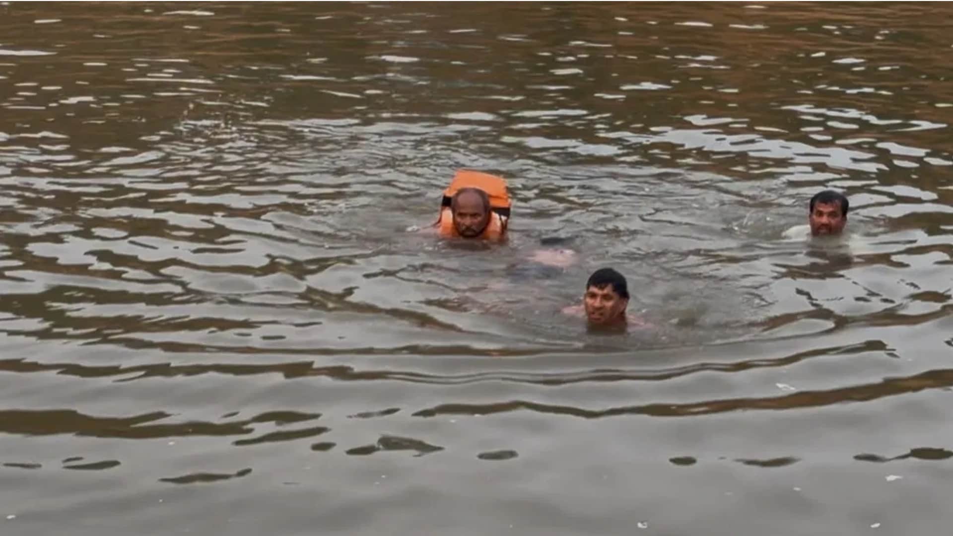 अनूपपुर में बालक को तलाशती रेस्क्यू टीम