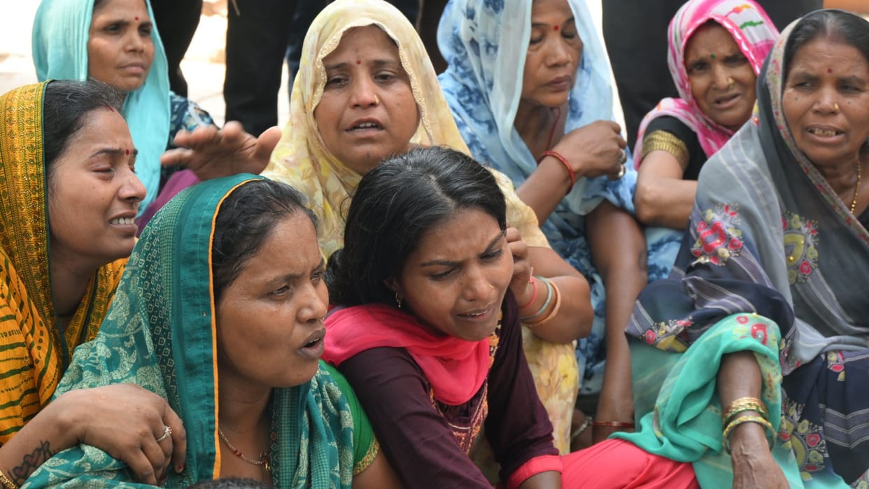 Lineman father breaks down in tears he died of electrocution protest held for two hours in varanasi