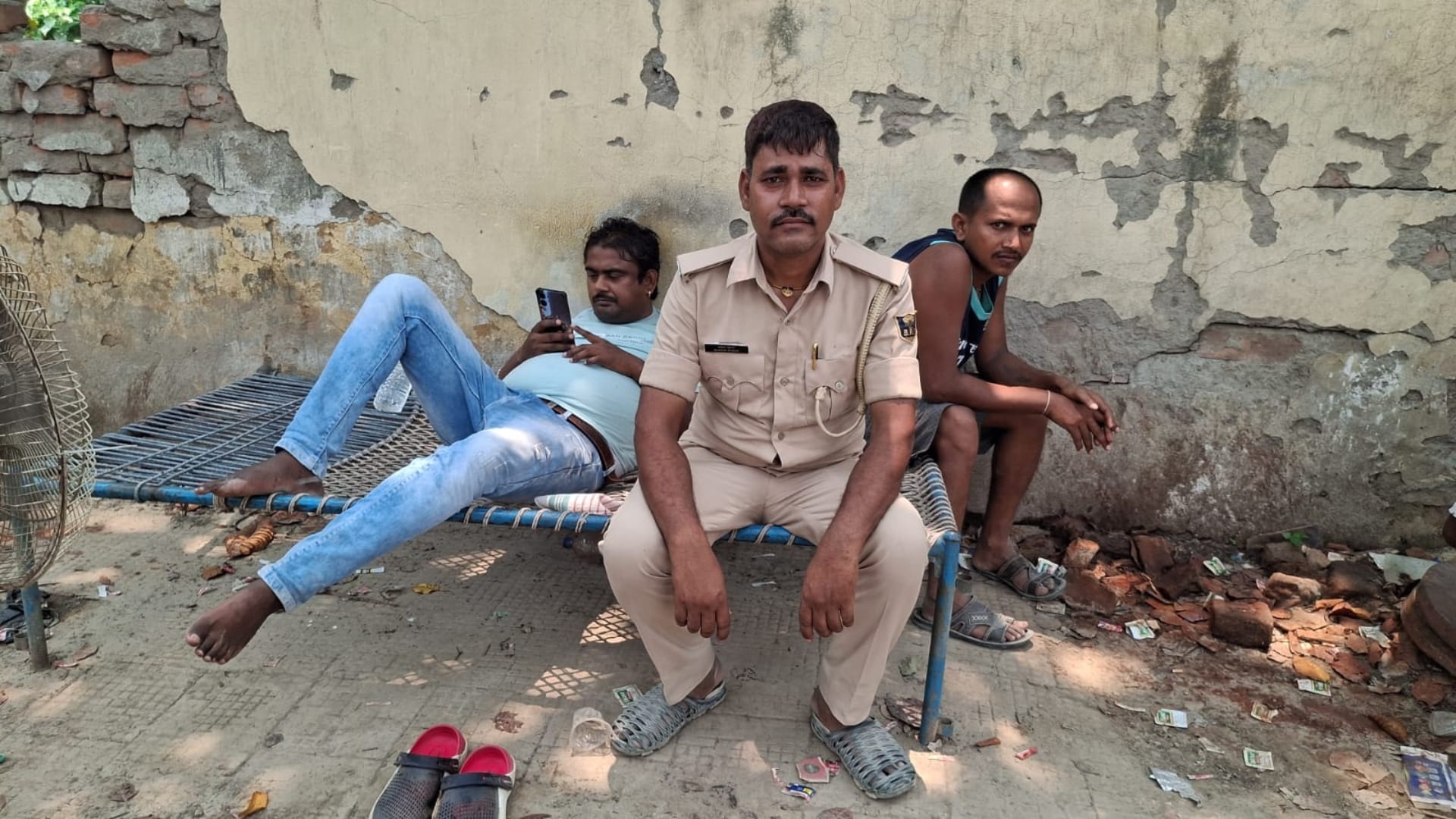 पोस्टमोर्टम हाउस के बाहर बैठी पुलिस