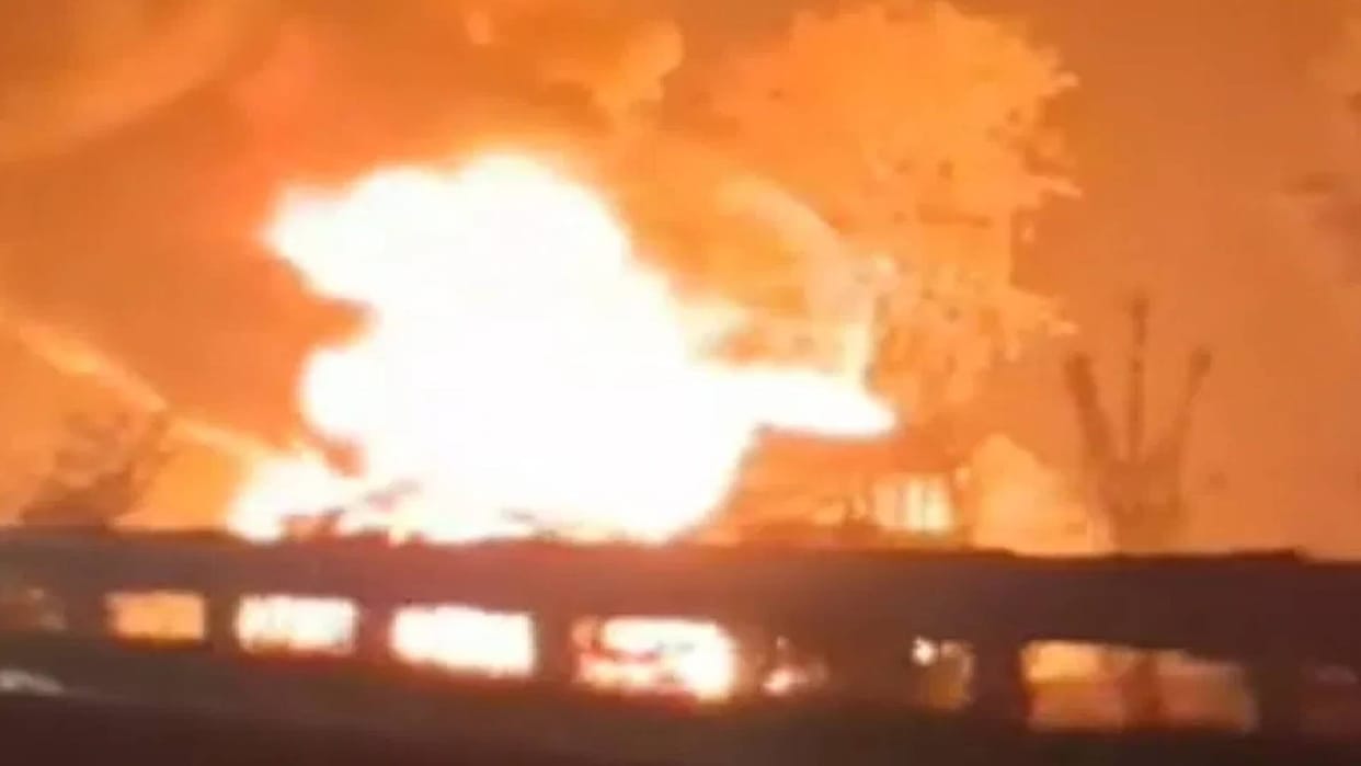 Massive Fire on NH-27 in Bihar Oil Truck Blazes into Ashes, Driver and Helper Narrowly Escape