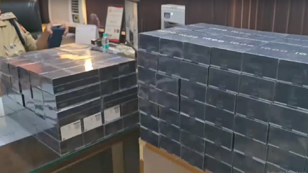 Two thieves arrested with 316 stolen mobile phones worth 1.5 crore