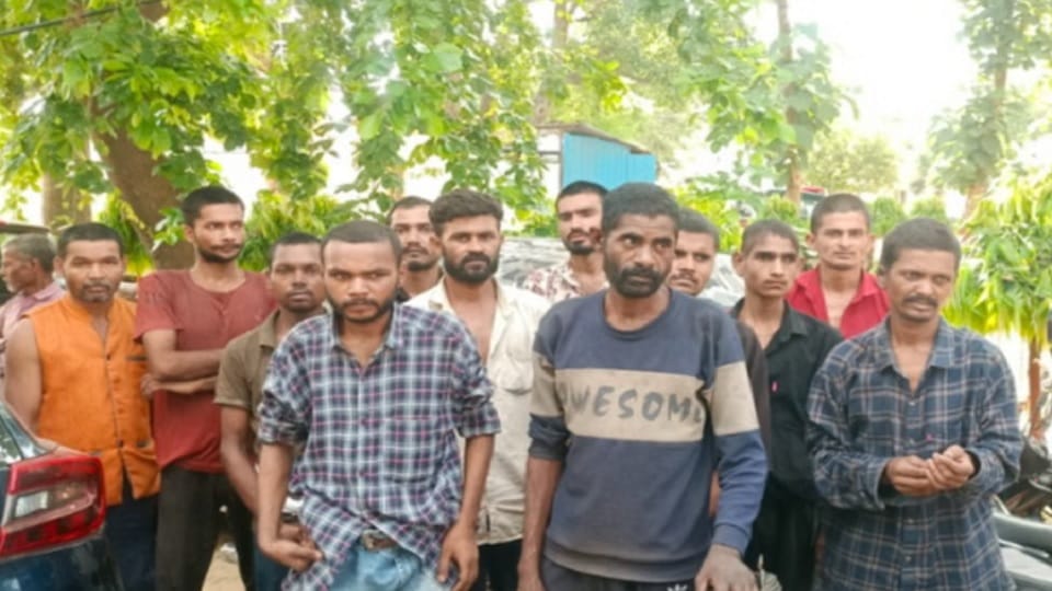 फैक्टरी से छुड़ाए गए मजदूर।