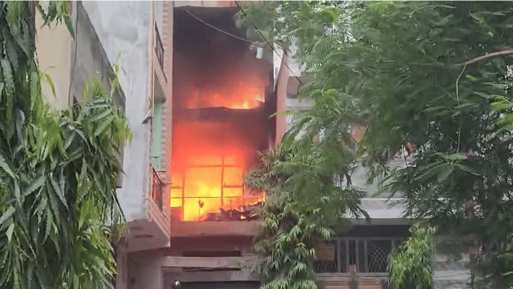 Massive fire breaks out at house in Ghaziabad Gulab Vatika