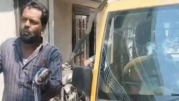 bhopal-school-van-driver-attacked-with-sword-and-knives-in-chunabhatti