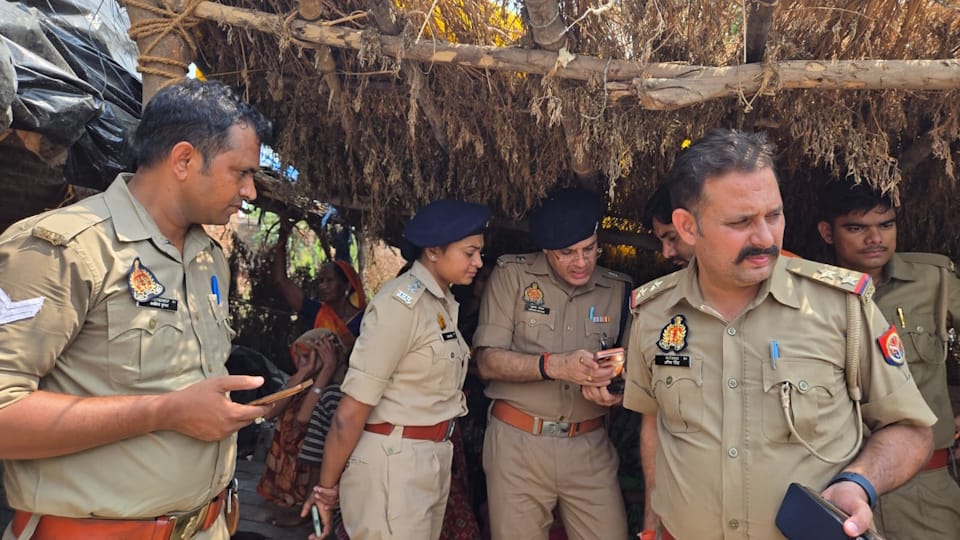 Young man and woman commit suicide by hanging themselves with the same saree in Hardoi
