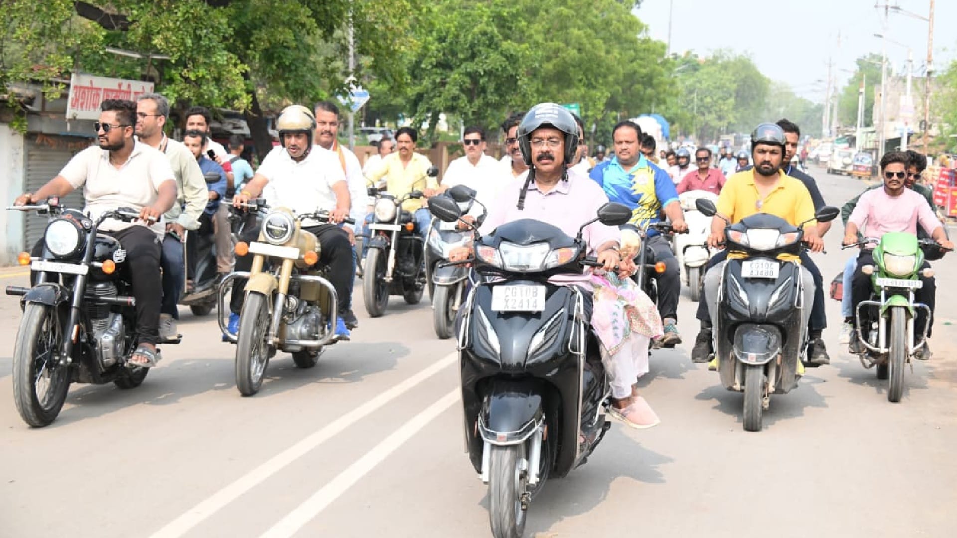 स्कूटी पर निकले डिप्टी सीएम अरुण साव