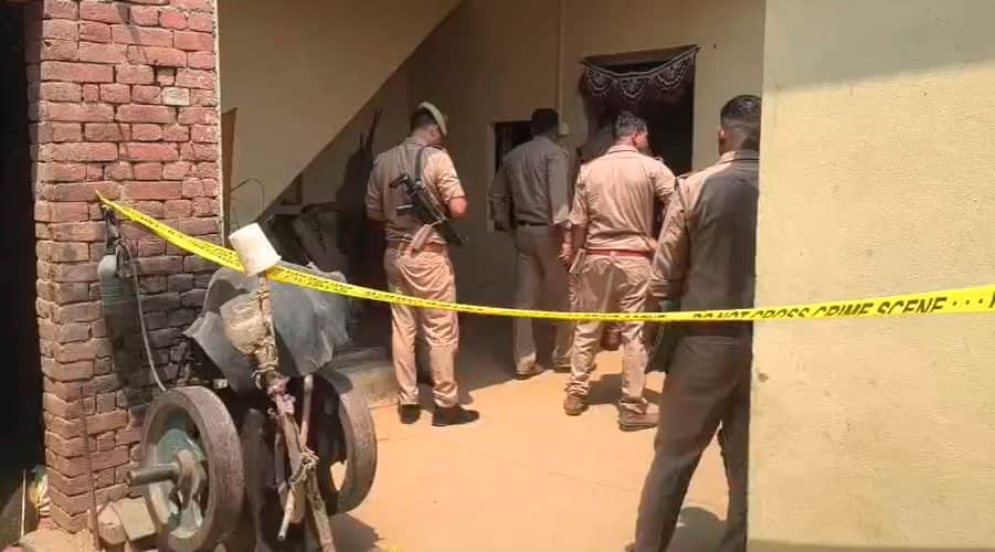 Husband murders wife by slitting her throat with a sharp-edged weapon in Bulandshahr