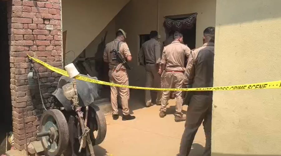 Husband murders wife by slitting her throat with a sharp-edged weapon in Bulandshahr