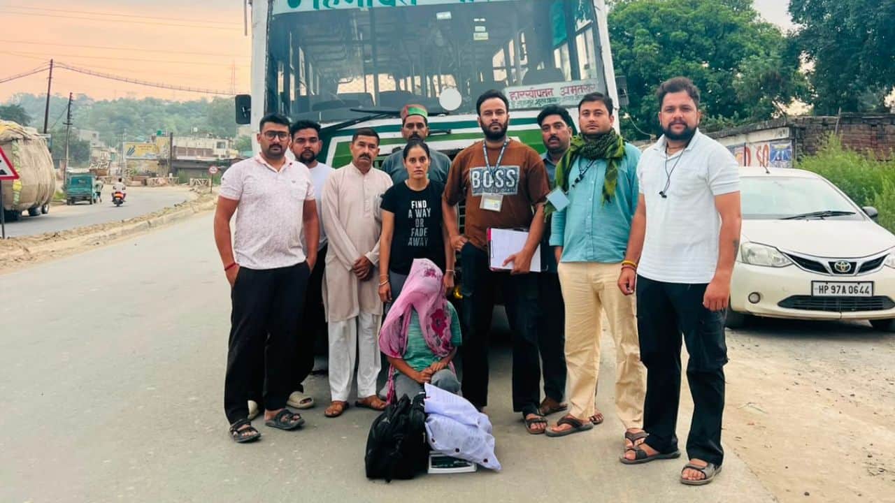 जसूर के बौड़ चौक में सीआईए की कार्रवाई के दौरान बरामद चरस के साथ।