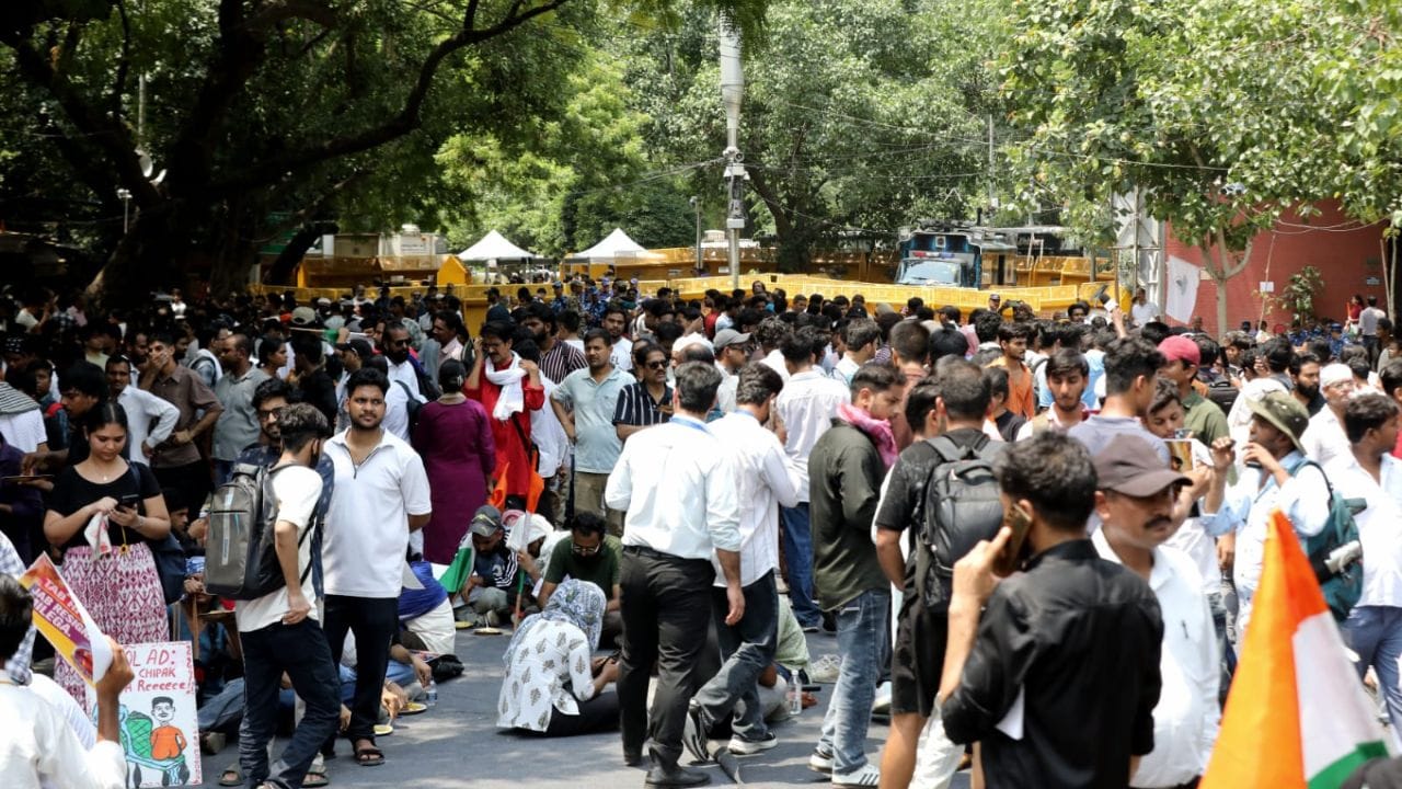 humanity amidst protest at Jantar Mantar people distributing biryani water show solidarity