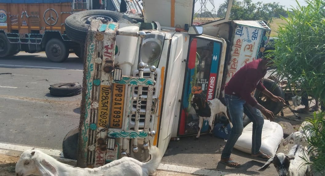Etawah Loader overturns after losing control due to burst tyre one goat trader died six others injured