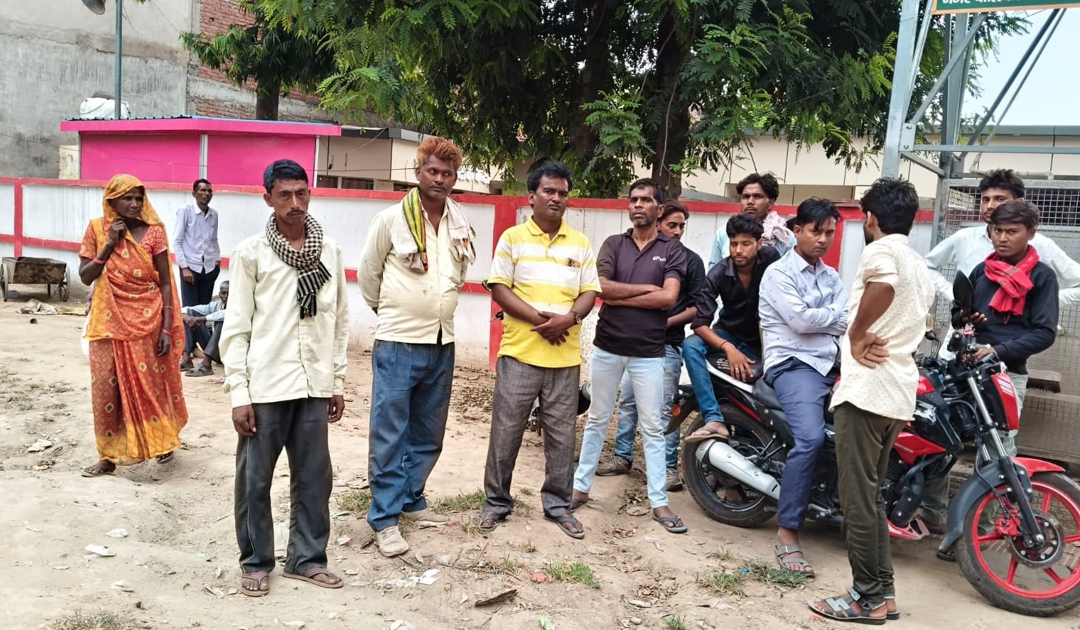 अस्पताल के बाहर खड़े रहे परिजन