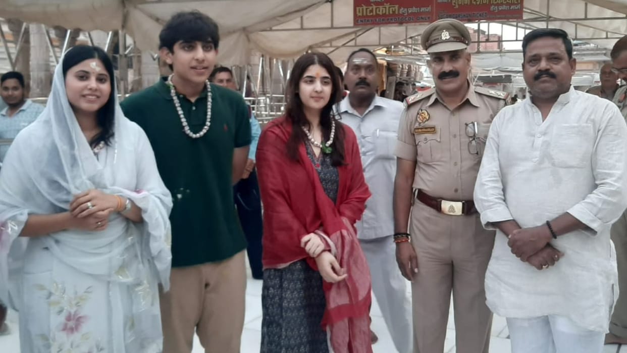 Varanasi Akhilesh son Arjun and daughter Tina arrived offered prayers Baba Vishwanath and Sankat Mochan temple