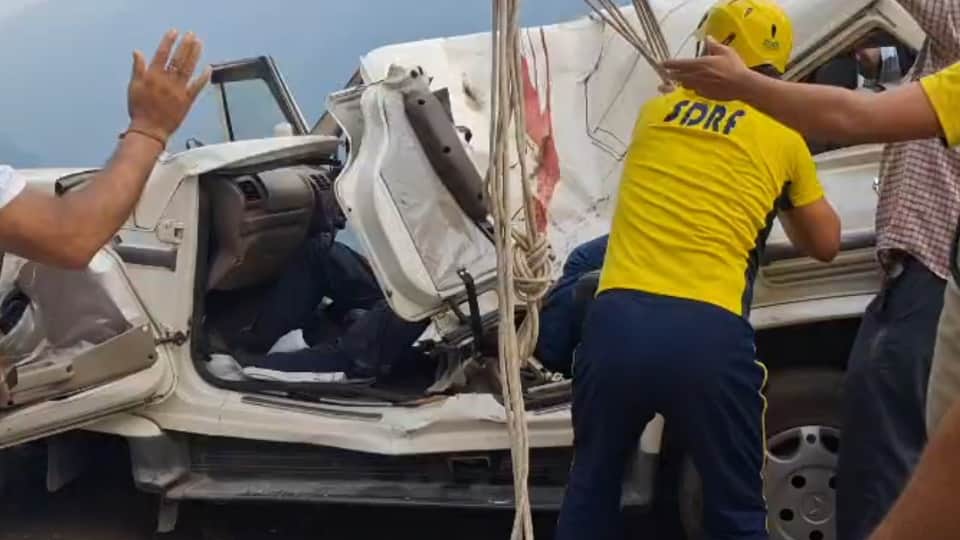 Accident on Kotdwar Pauri Highway Boulder falls on Max vehicle in the Satpuli Malli One Died