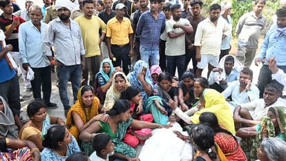 Lineman father breaks down in tears he died of electrocution protest held for two hours in varanasi