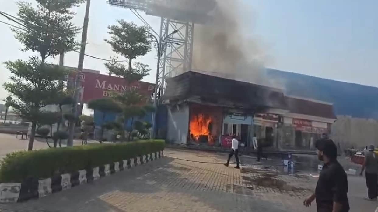 fire caused by short circuit broke out in shops outside Mannat Haveli on Delhi Road in Rohtak