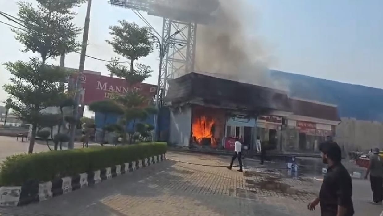 Rohtak:दिल्ली रोड पर मन्नत हवेली के बाहर दुकानों में लगी शार्ट सर्किट से आग,  फायर ब्रिगेड ने पाया काबू - Fire Caused By Short Circuit Broke Out In Shops  Outside Mannat Haveli