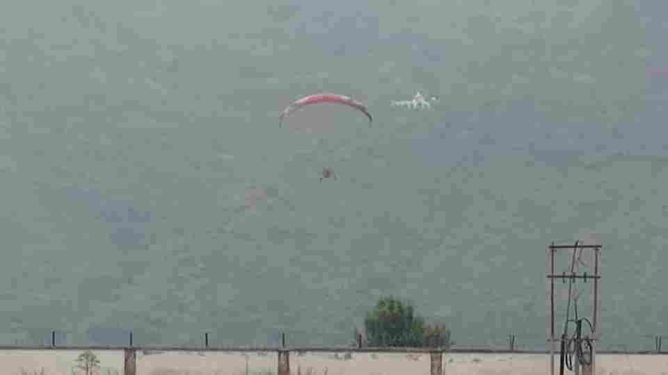 Uttarkashi News Thrilling display by Army personnel at Chinyalisaur Airport enjoying paragliding