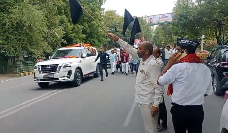 Akhilesh Yadav greeted with black flags and 'Go Back' slogans upon his arrival in Prayagraj.
