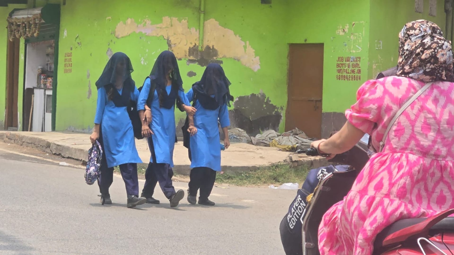 भीषण गर्मी में स्कूल से लौटती छात्राएं