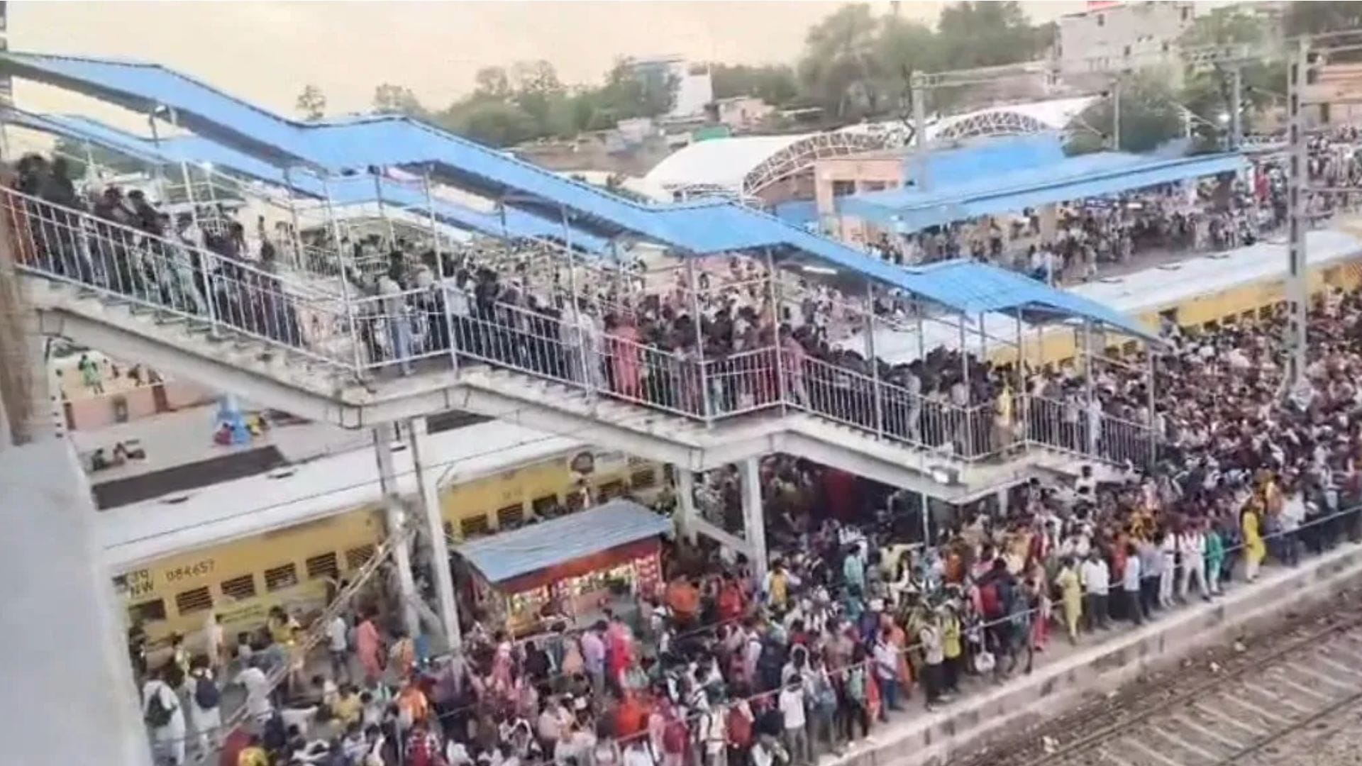 रींगस रेलवे स्टेशन पर उमड़ी यात्रियों की भीड़