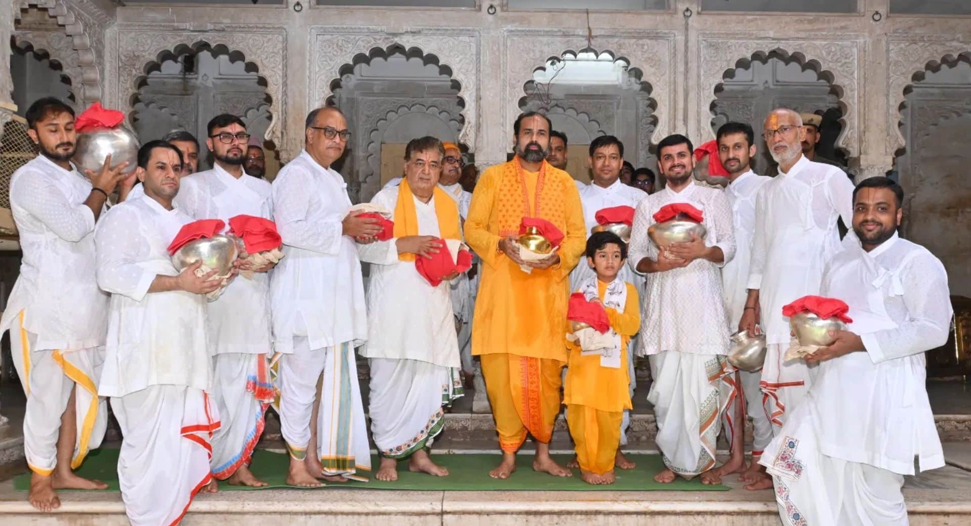 विशाल बावा और लाल बावा ने स्वर्ण और रजत के घड़ों में भीतर की बावड़ी से भरा पवित्र अभिषेक जल