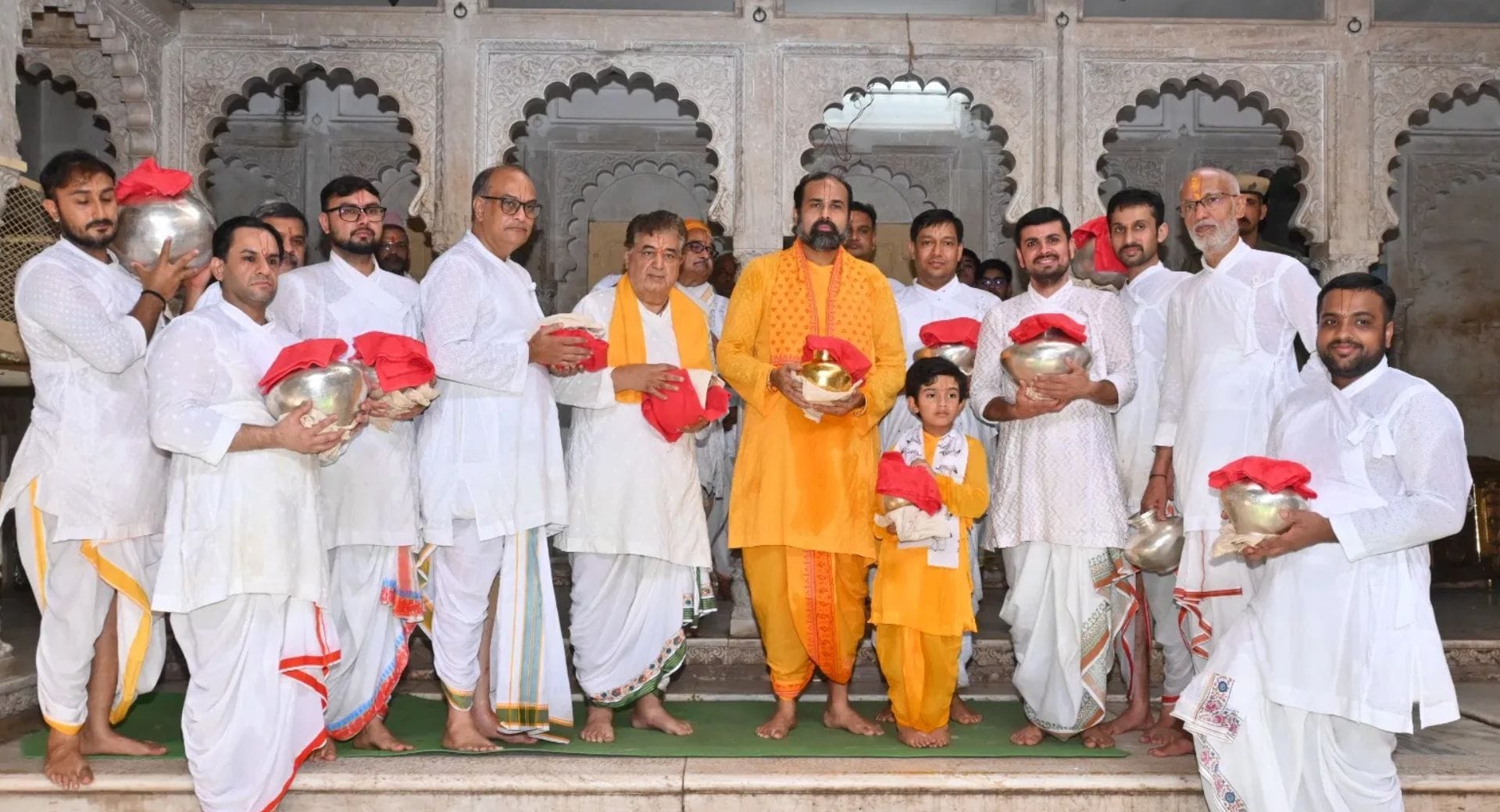 विशाल बावा और लाल बावा ने स्वर्ण और रजत के घड़ों में भीतर की बावड़ी से भरा पवित्र अभिषेक जल