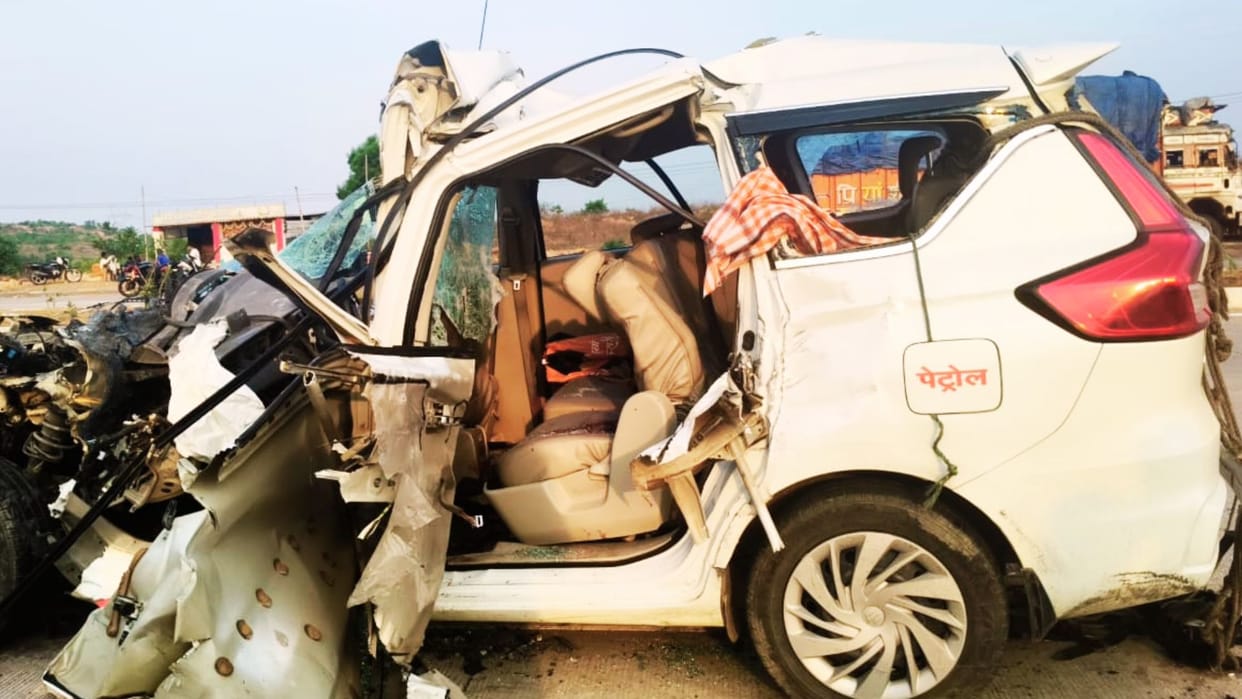 Horrific accident in Mirzapur Couple killed four injured returning to MP after worship visiting varanasi