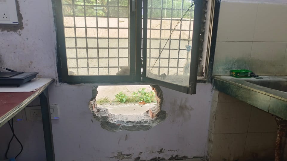 Shamli: A thief entered the Thanabhawan branch of the State Bank; unable to steal cash, he smashed a computer
