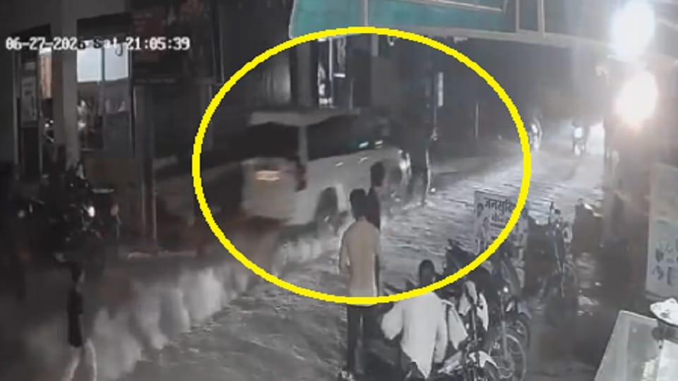 Shamli: A Scorpio vehicle struck and ran over two youths; the driver fled the scene, abandoning the car