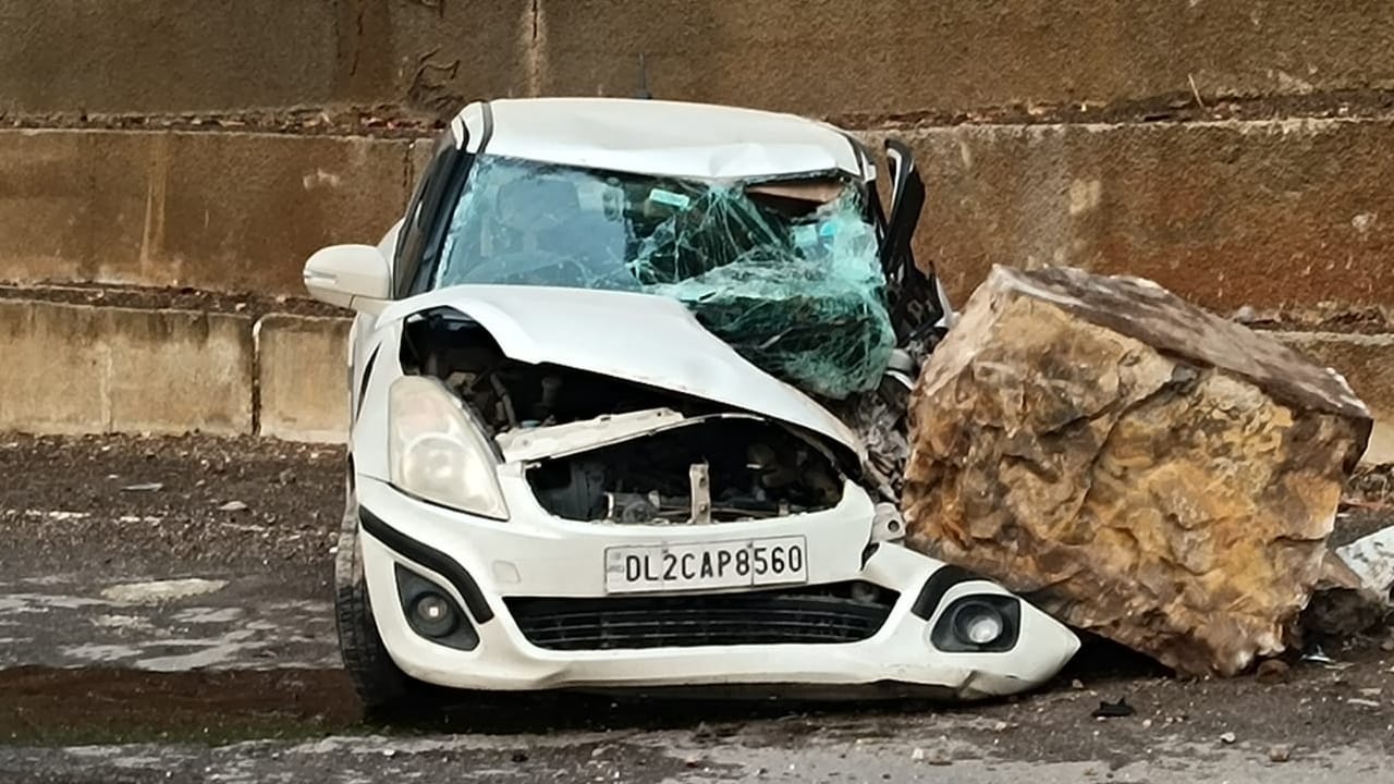 वाहन पर गिरा बोल्डर