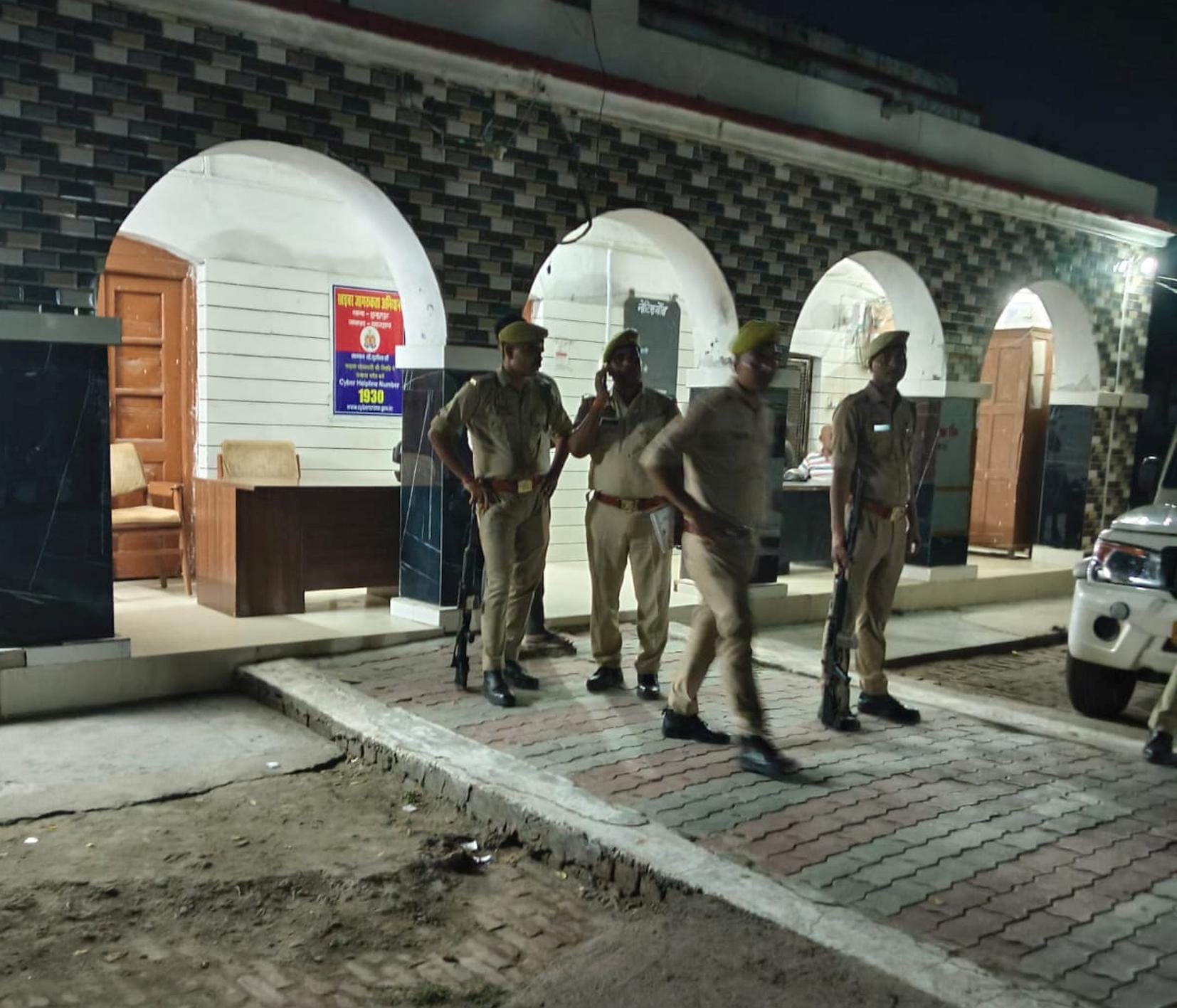महिला सिपाही द्वारा फंदा लगाकर जान देने के बाद  परिसर में मौजूद पुलिसकर्मी