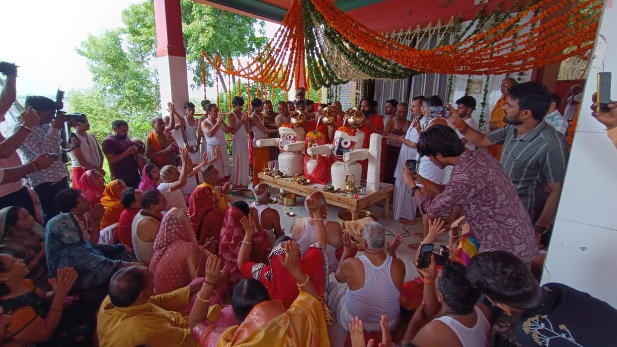 Maheshwar News: Devotion pours in on Lord Jagannath's appearance festival, anointing him with Narmada water